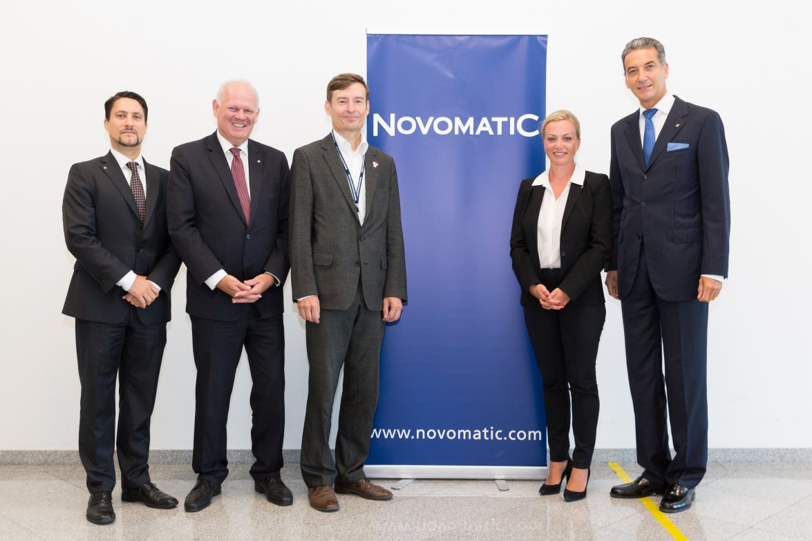 vlnr: Mag. Philipp Gaggl (Leiter Group Corporate Responsibility & Sustainability, NOVOMATIC), Dr. Klaus Niedl (Head of Group Human Resources, NOVOMATIC), DI Herbert Schlossnikl, MBA (Vorstand Vöslauer), Dr. Monika Poeckh-Racek (Vorstandsvorsitzende ADMIRAL Casinos & Entertainment AG), Mag. Harald Neumann (Vorstandsvorsitzender NOVOMATIC AG)