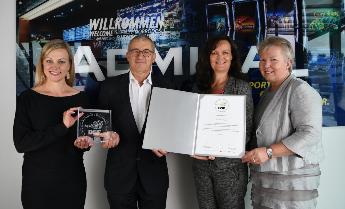 Monika Racek (Vorstandsvorsitzende ADMIRAL Casinos & Entertainment AG), Paul Kozelsky (Geschäftsführer ADMIRAL Sportwetten GmbH), Elisabeth Gschiel (Leiterin Kundenservice ÖGK) und Beate Anglmayer (Kundenservice ÖGK) bei der Zertifikatsverleihung