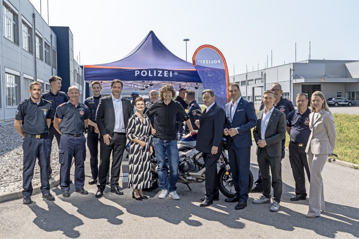 NOVOMATIC Mitarbeiter mit Festzelt im Innenhof des Standortes Gumpoldskirchen