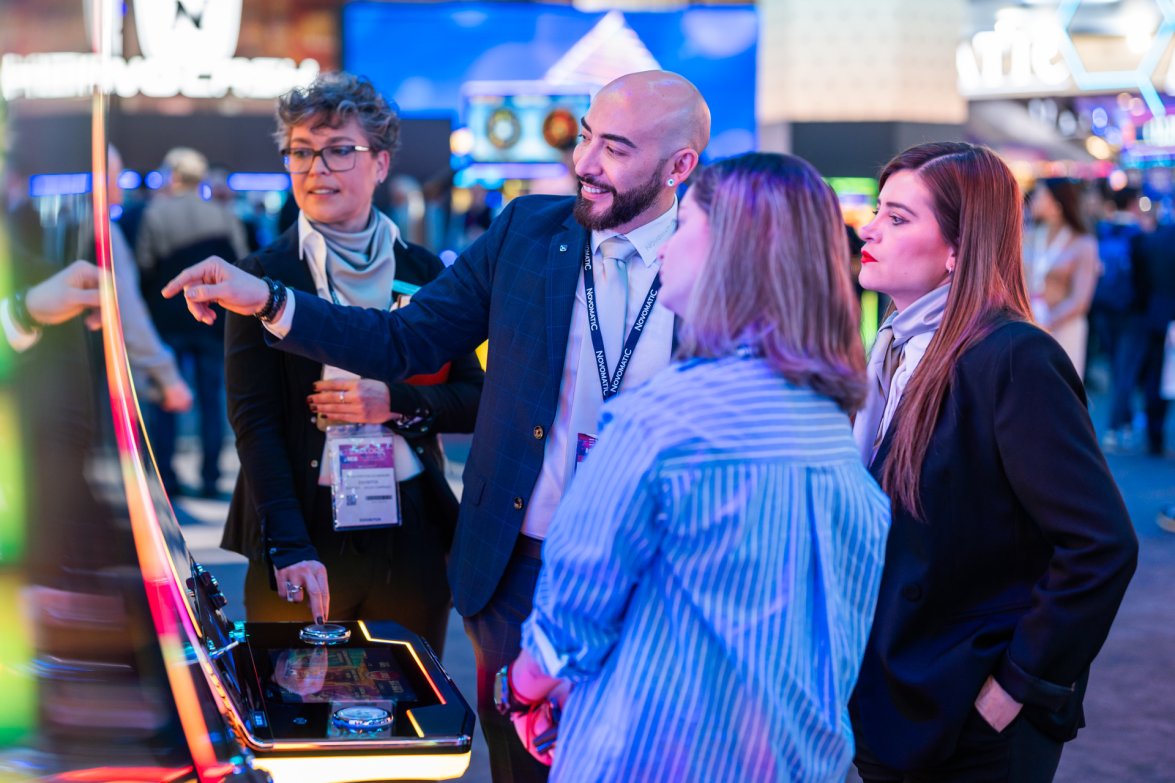 Personen stehen vor einen Gaming Cabinet