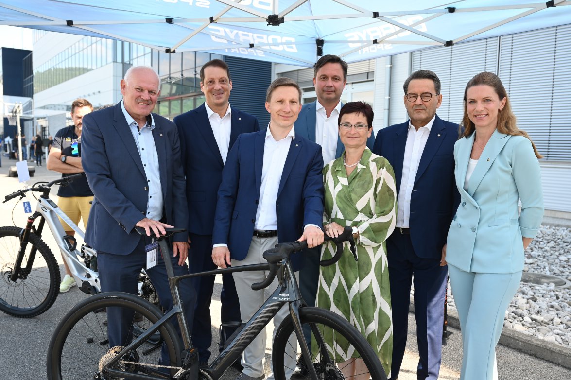 Radteam mit Markus Achleitner, Landesrat, und Vertretern von KTM in Mattighofen.